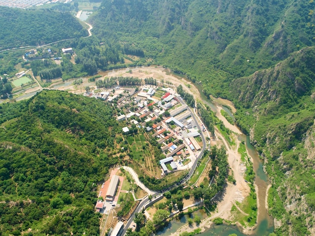 Vue aérienne de la montagne verte avec rivière