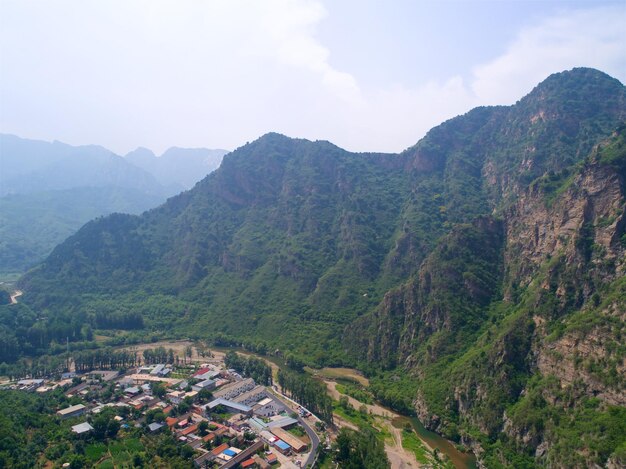 Vue aérienne de la montagne verte avec rivière