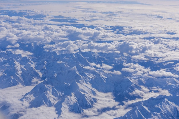 Vue aérienne des montagnes des Alpes par temps nuageux
