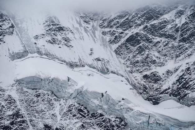 Vue aérienne des montagnes des Alpes en Suisse.