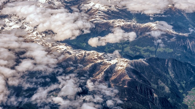 Vue aérienne des montagnes alpines