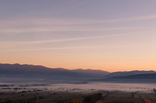 Vue aérienne des montagnes d'automne brumeuses le matin avec des nuages Bansko Bulgarie