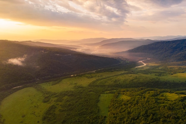 Vue aérienne des montagnes des Carpates au coucher du soleil