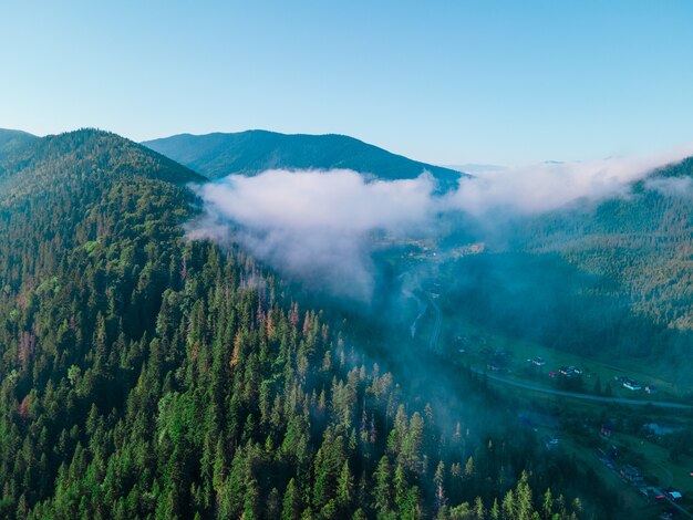 Vue aérienne des montagnes des carpates gamme nuages blancs copie espace heure d'été ukraine