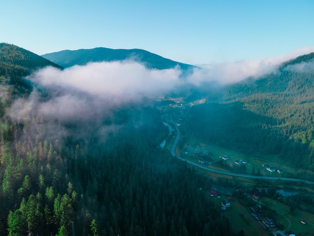 Vue aérienne des montagnes des Carpates gamme nuages blancs