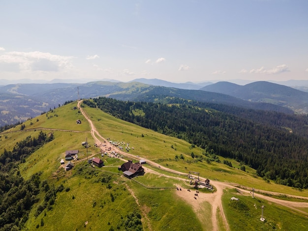 Photo vue aérienne des montagnes des carpates ukrainiennes hors route attraction randonneurs