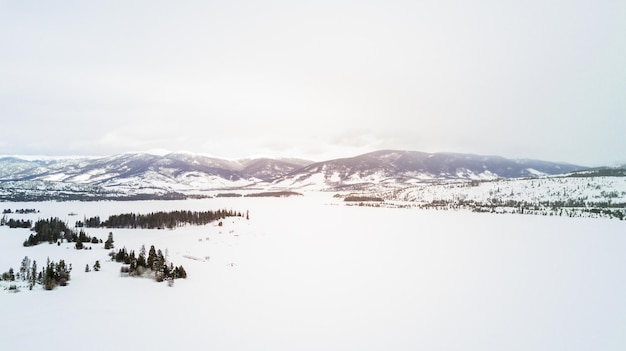 Vue aérienne des montagnes et du réservoir Dillon en hiver.