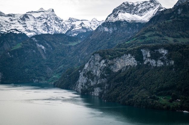 Vue aérienne des montagnes enneigées en Suisse