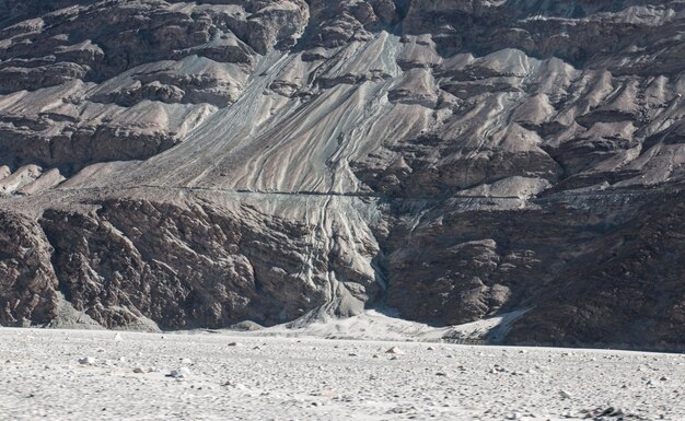 Vue aérienne des montagnes enneigées