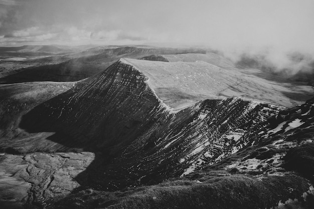 Photo vue aérienne des montagnes enneigées