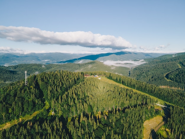 Vue aérienne des montagnes d'en haut l'été. chaîne des carpates