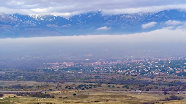 Vue aérienne des montagnes de Madrid et des villages de la vallée. Navacerrada Guadarrama. L'Europe .