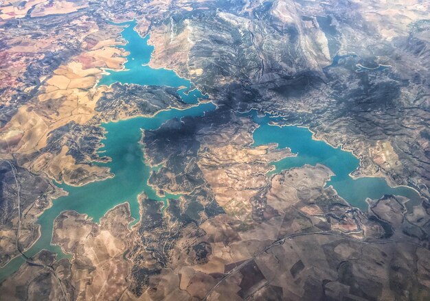 Vue aérienne des montagnes et de la rivière