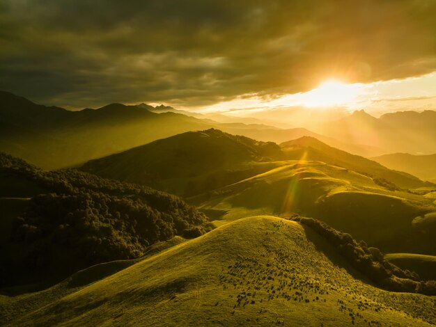 Vue aérienne des montagnes vertes au coucher du soleil au col d'Aktoprak dans le Caucase du Nord, en Russie