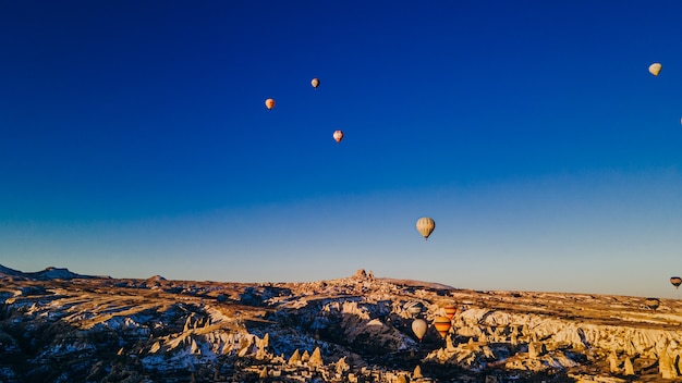 Vue aérienne de montgolfières colorées en Cappadoce, Turquie. photo de haute qualité