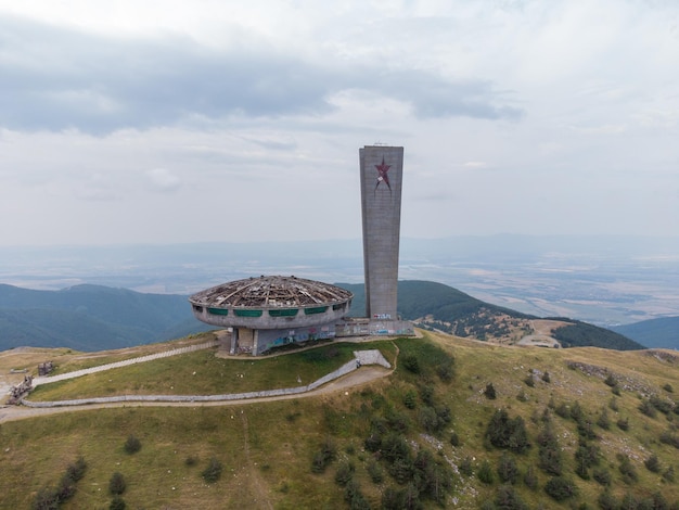 Vue aérienne d'un monument soviétique abandonné Buzludzha fait dans le style du brutalisme Bulgarie