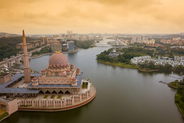 Vue aérienne de la mosquée de Putra avec la ville de Putrajaya