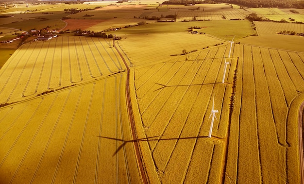 Photo vue aérienne des moulins à vent sur le paysage pendant une journée ensoleillée