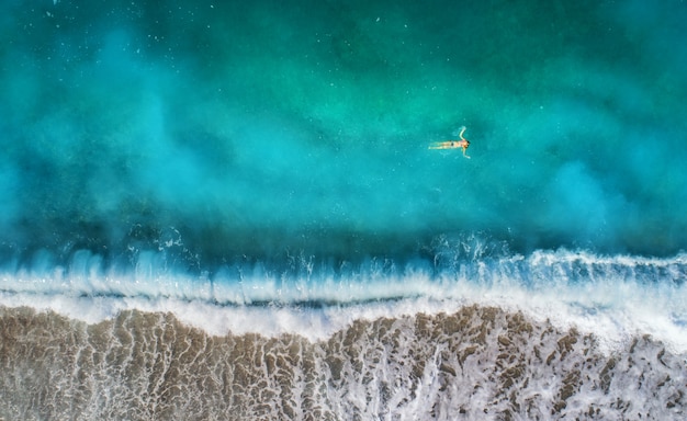 Vue aérienne, de, natation, femme, dans, mer méditerranée