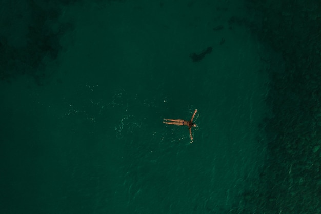 Vue aérienne de la nature sur la mer de Thrace Grèce Ellada. belle jeune femme bikini natation