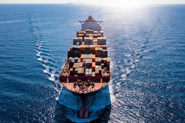 Vue aérienne d'un navire naviguant en mer