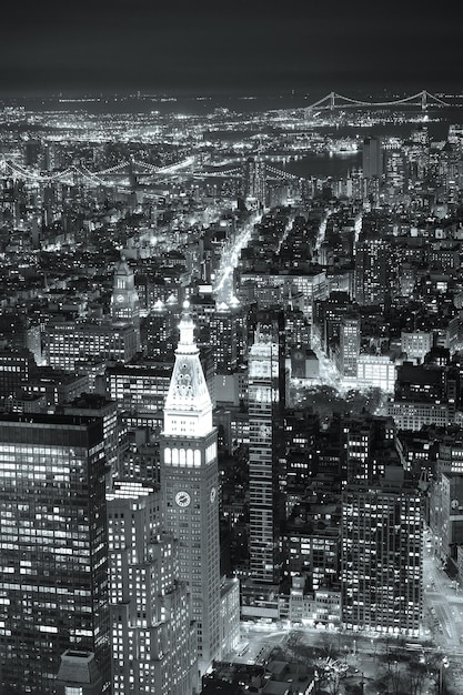 Vue aérienne de New York City Manhattan skyline au crépuscule noir et blanc