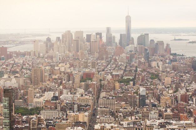 Vue aérienne de New York par temps nuageux