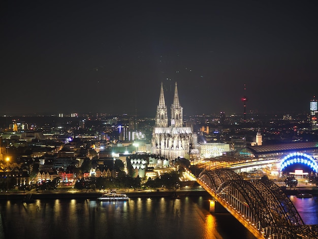 Vue aérienne nocturne de la cathédrale Saint-Pierre et du pont Hohenzollern