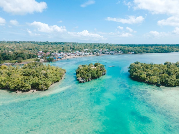 Vue aérienne de nombreuses petites îles de Maluku, Indonésie