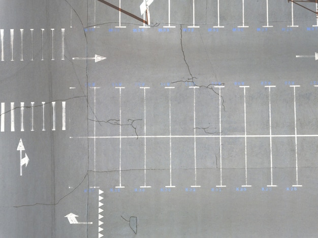 Vue aérienne de nombreuses places de parking vides avec des marques jour d'été. Vue de dessus