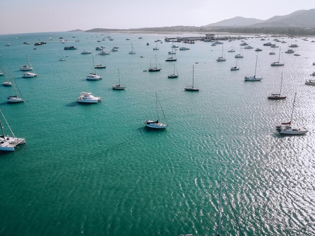 Vue aérienne de nombreux yachts d'ancrage en eau libre. Voyages et transports océaniques et maritimes. Phuket. Thaïlande