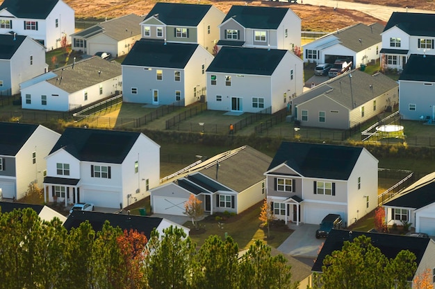 Photo vue aérienne de nouvelles maisons familiales bien situées dans la banlieue de caroline du sud développement immobilier dans les banlieues américaines