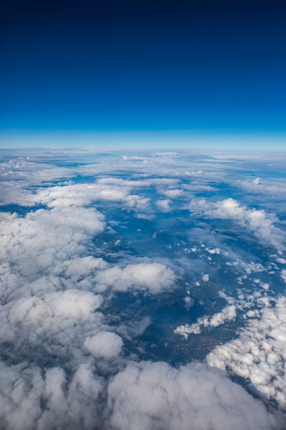 vue aérienne de nuage scape et ciel bleu clair