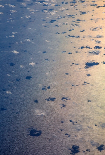 Vue aérienne des nuages au-dessus de l'océan, vue de dessus de cloudscape depuis l'avion