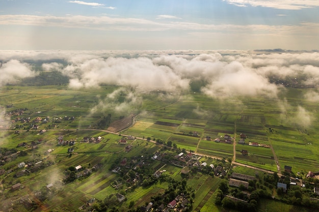 Vue aérienne des nuages au-dessus d'une ville