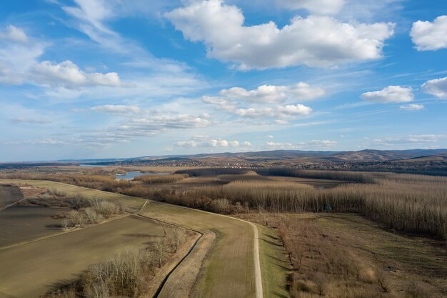 Vue aérienne Nuages sur la campagne. Campagne de printemps.