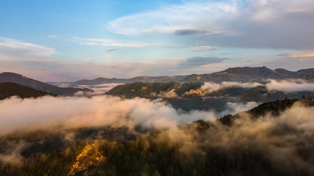 Vue aérienne des nuages dans les montagnes, montagnes Apuseni en Roumanie.