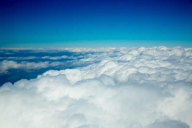 Vue aérienne des nuages duveteux de haut comme une mer