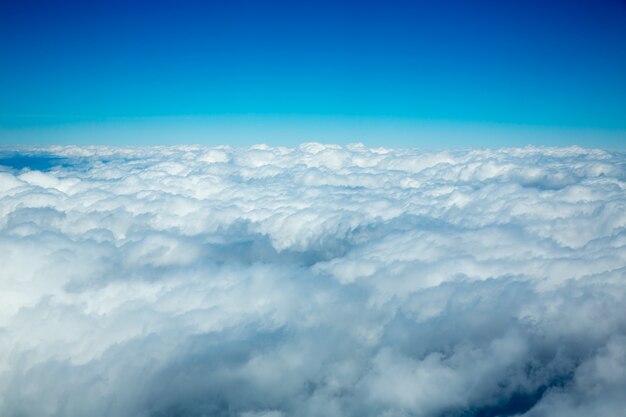 Vue aérienne des nuages duveteux de haut comme une mer