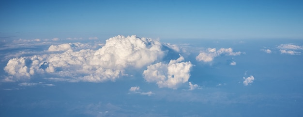 Vue aérienne des nuages duveteux. Vue de dessus d'un beau cloudscape et ciel bleu
