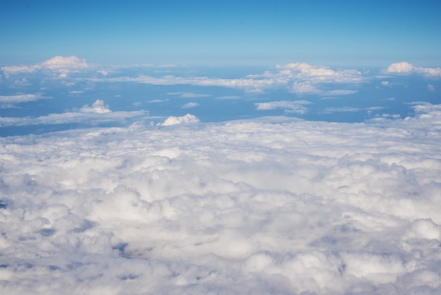 Vue aérienne de nuages moelleux. Vue de dessus d'un beau cloudscape et ciel bleu