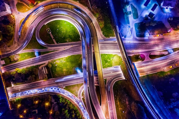 Vue aérienne de nuit d'un trafic d'intersection d'autoroute dans la nuit Moscou