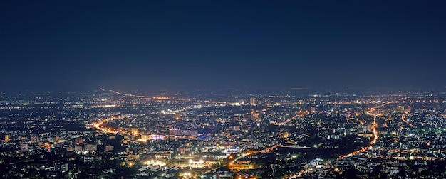 Vue aérienne Nuit de la ville du point de vue au sommet de la montagne, Chiang Mai, Thaïlande