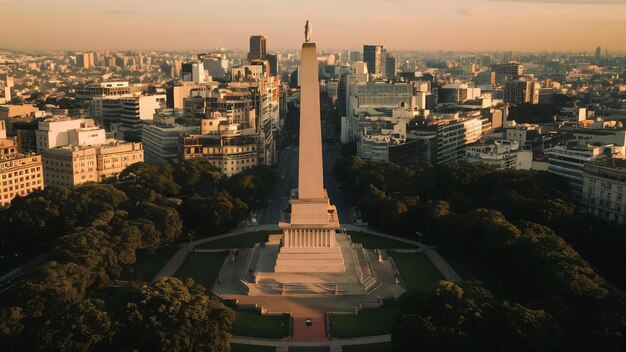 Vue aérienne de l'obélisque de Buenos Aires depuis un drone