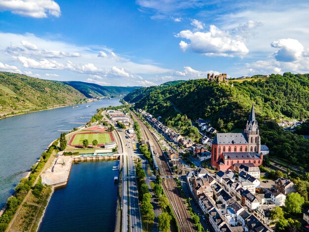 Vue aérienne sur Oberwesel am Rhein Petite ville sur le Haut-Rhin moyen Mittelrhein Belle carte postale panoramique avec ciel bleu nuages Rhénanie-Palatinat RheinlandPfalz Allemagne UNESCO