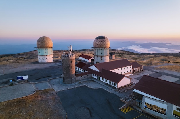 Vue aérienne de l'observatoire de Torre sur la Serra da Estrela au Portugal Station radar