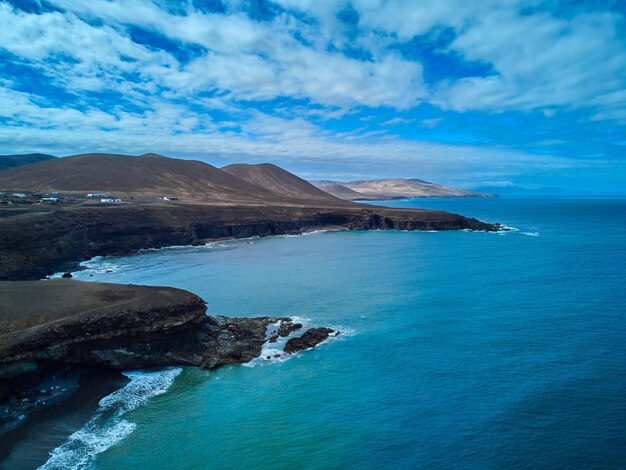 Photo vue aérienne de l'océan atlantique et du littoral de l'île d'ajuy fuerteventura.