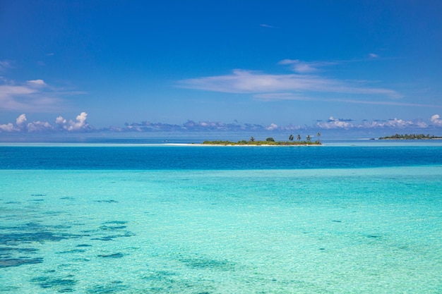 Vue aérienne sur l'océan des atolls des Maldives, beauté mondiale. Tourisme aux Maldives. Lagon de récif corallien, nature