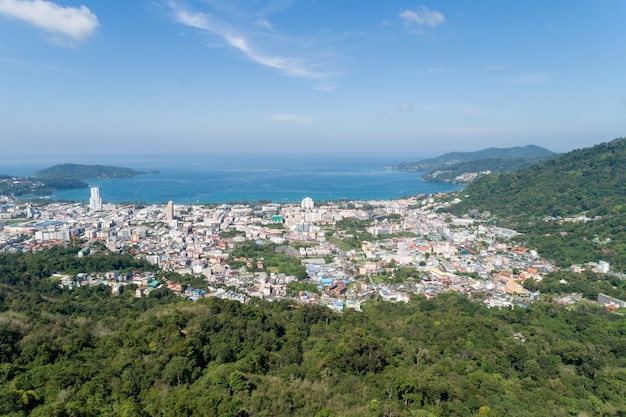 Vue aérienne de l'océan bleu et du ciel bleu avec la montagne au premier plan