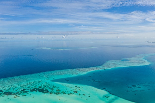 Vue aérienne de l'océan bleu et des récifs coralliens Surface de la mer calme avec banc de sable des récifs coralliens